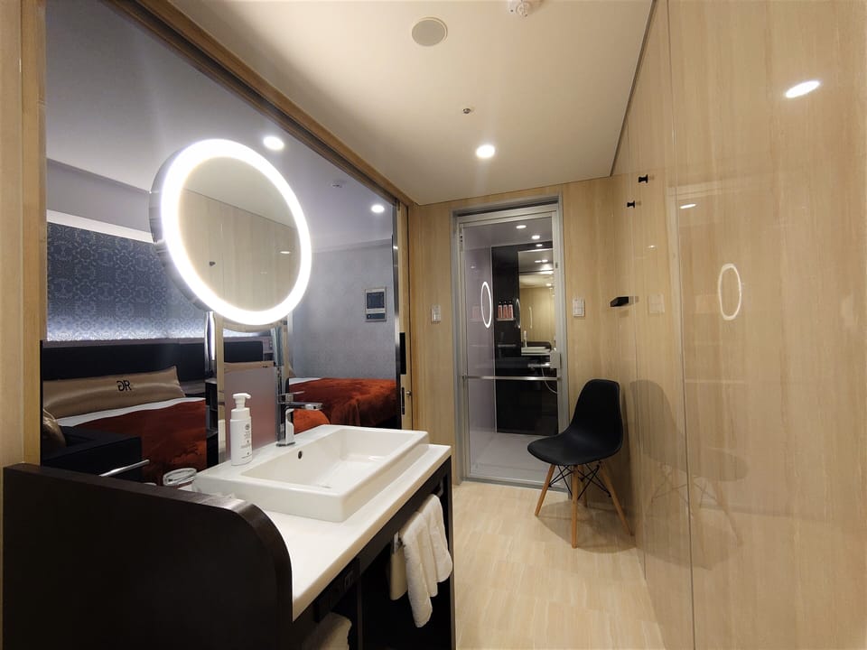 Premium Twin Room, with 2 Semi Double Beds, Non Smoking | Bathroom sink