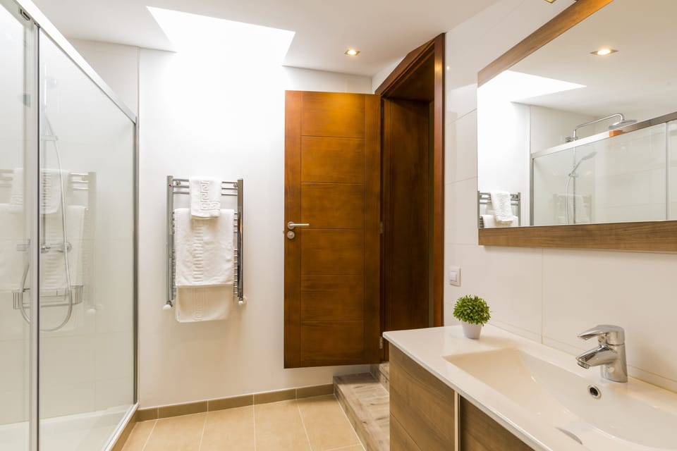 Junior Double Room | Bathroom | Combined shower/tub, free toiletries, hair dryer, bidet