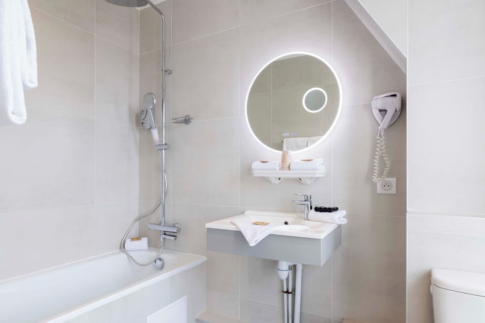 Chambre quadruple vue tour eiffel | Bathroom | Shower, hair dryer, towels