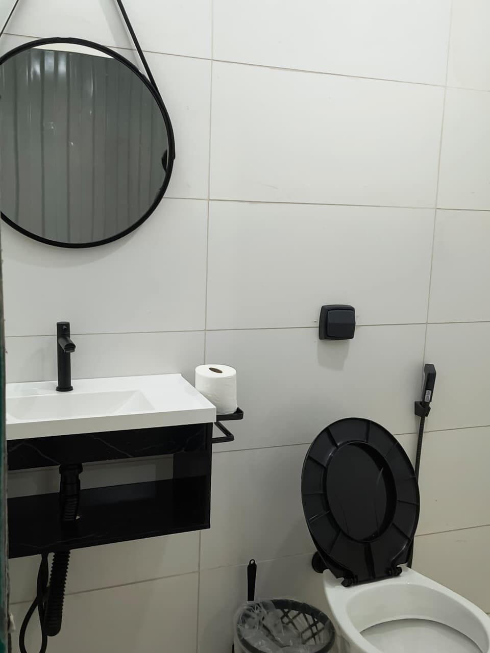Suite Simples Conteiner com janela e ventilador | 1 bedroom, WiFi (free), bed sheets