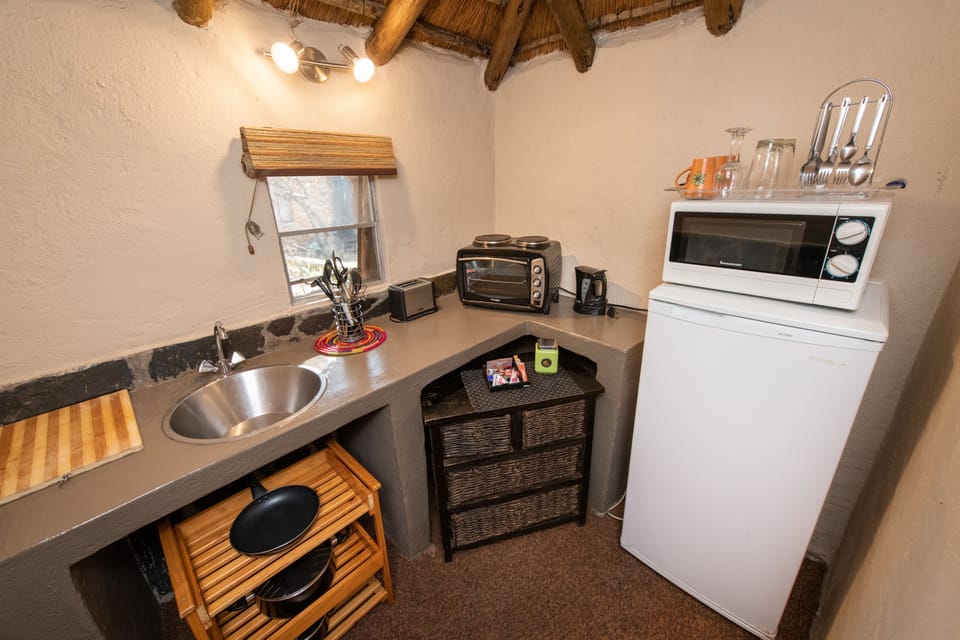 Cottage (Kingfisher) | Private kitchen | Coffee/tea maker, electric kettle