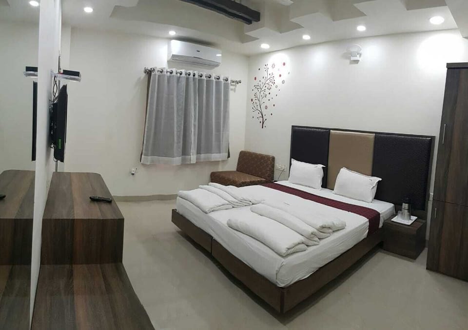 Deluxe Room | Premium bedding, in-room safe, desk, iron/ironing board