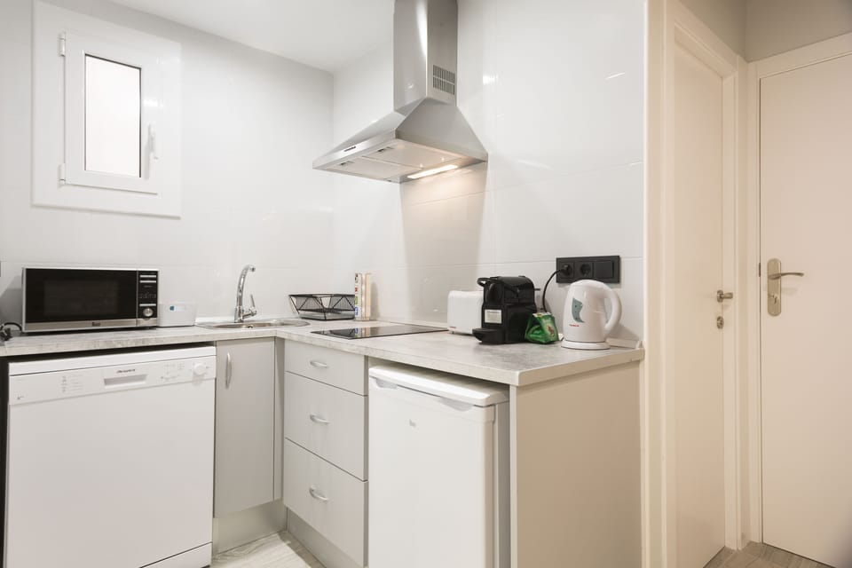 Coffee/tea maker, fridge, microwave, oven