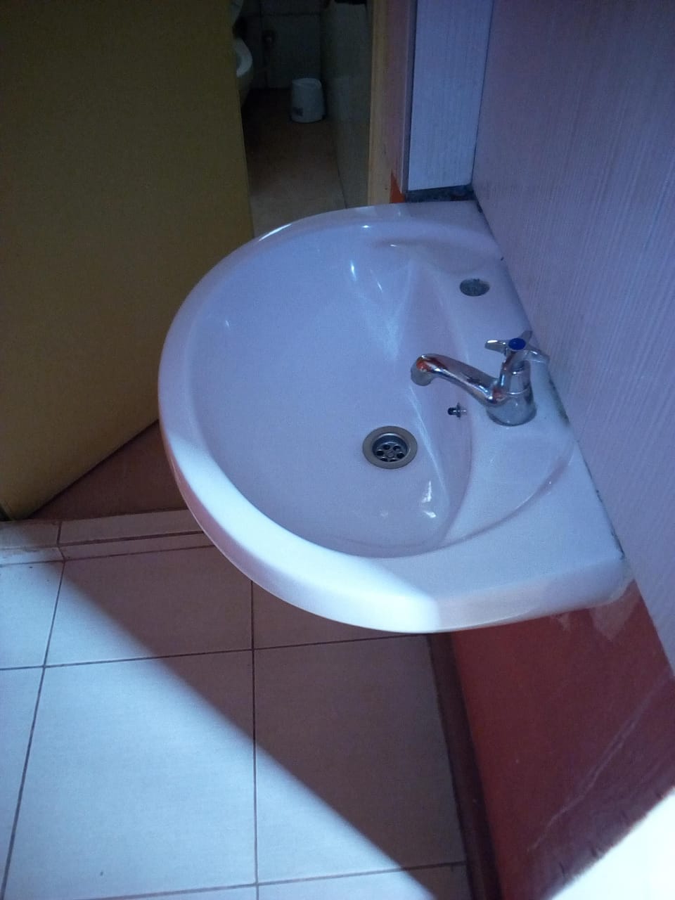Deluxe Room | Bathroom sink