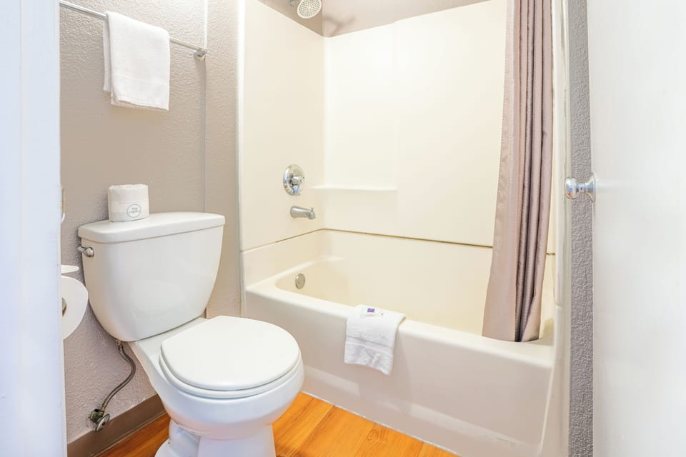 Combined shower/tub, towels