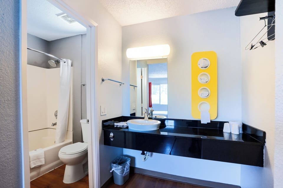 Combined shower/tub, towels