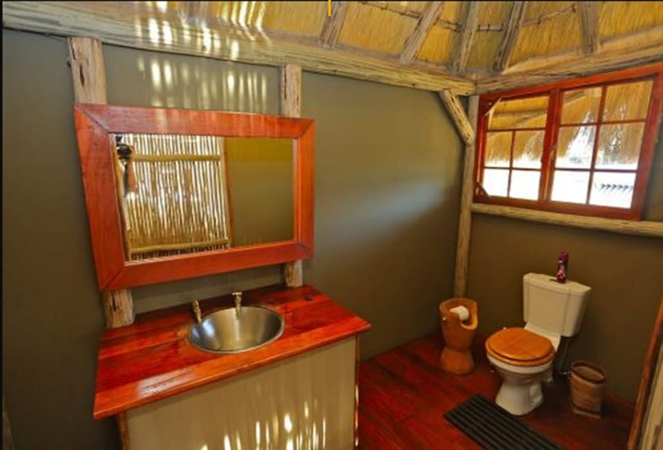 Standard Chalets | Bathroom | Shower, towels, soap, shampoo