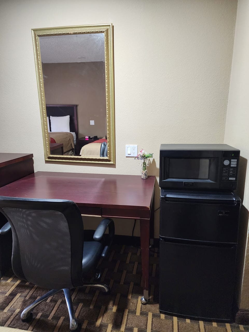 Room, 2 Queen Beds, Non Smoking | Room amenity