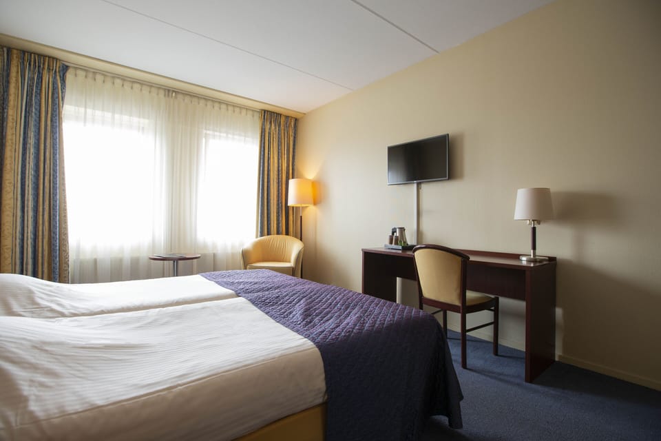 Premium bedding, in-room safe, desk, laptop workspace