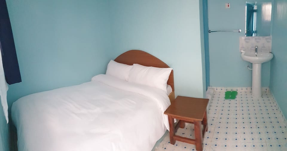 Deluxe Single Room | Desk, bed sheets