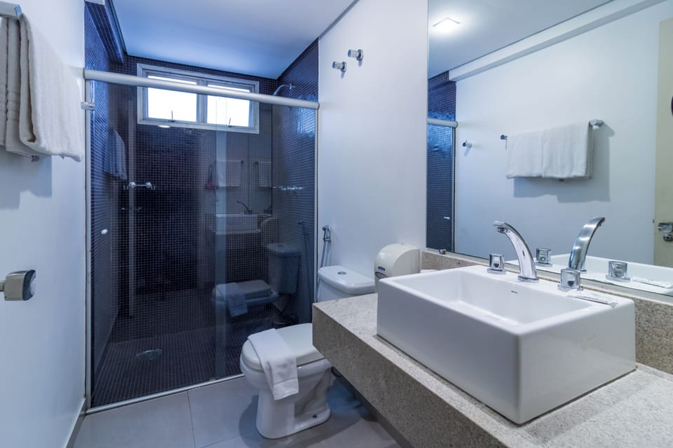 Shower, rainfall showerhead, free toiletries, hair dryer