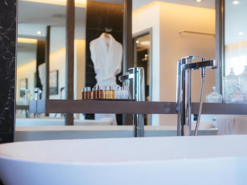 Junior Room | Premium bedding, desk, iron/ironing board, free WiFi