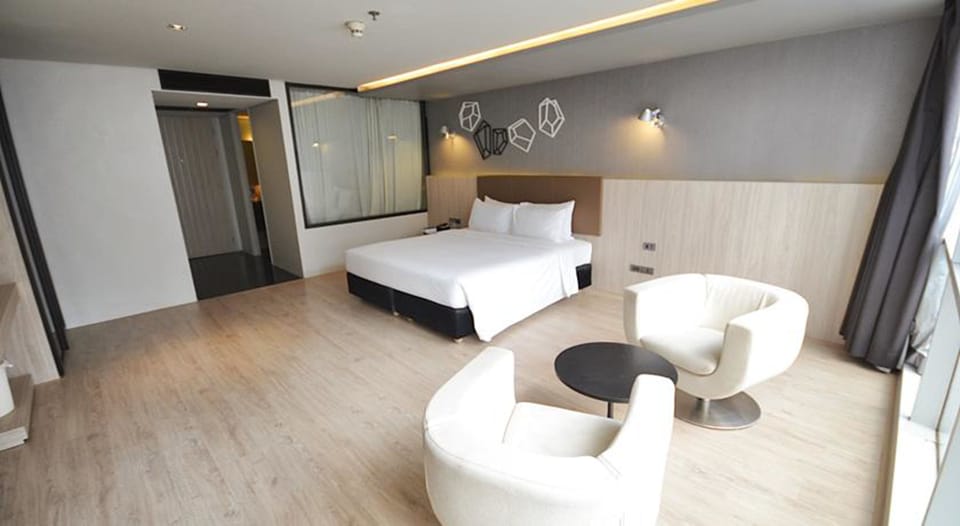 Panorama Vista Suite   | Minibar, in-room safe, desk, soundproofing
