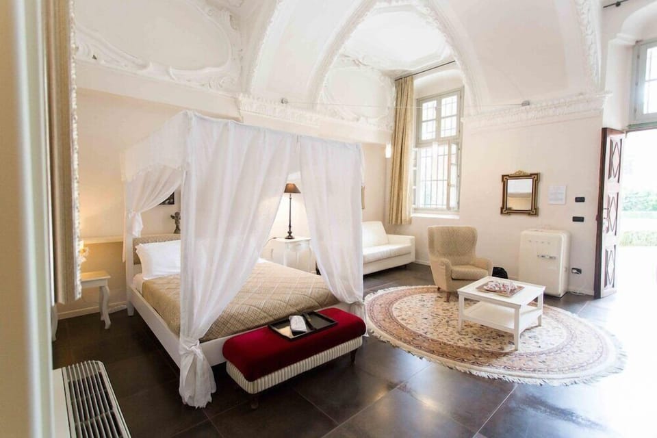 Egyptian cotton sheets, hypo-allergenic bedding, minibar, in-room safe
