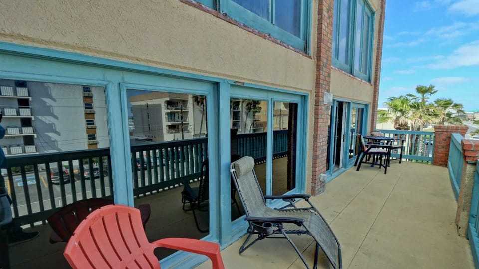 Condo, 2 Bedrooms | Property grounds
