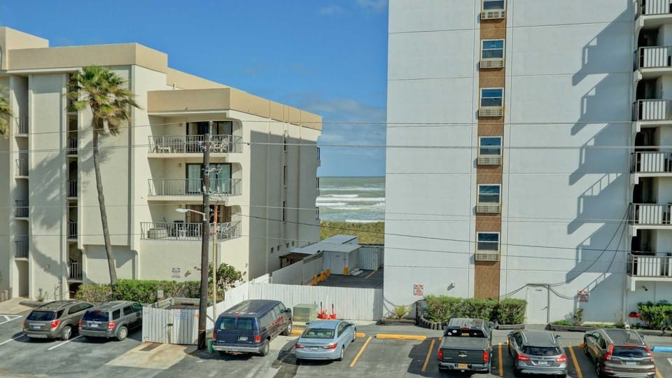 Condo, 2 Bedrooms | Property grounds