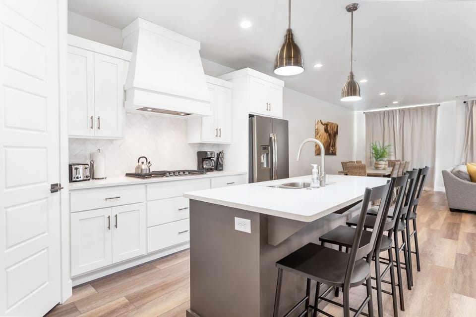 Townhome, 6 Bedrooms | Private kitchen | Fridge, oven, coffee/tea maker, toaster