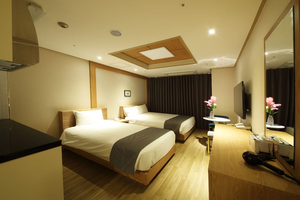 Deluxe Twin Room | Free minibar, blackout drapes, soundproofing, free WiFi