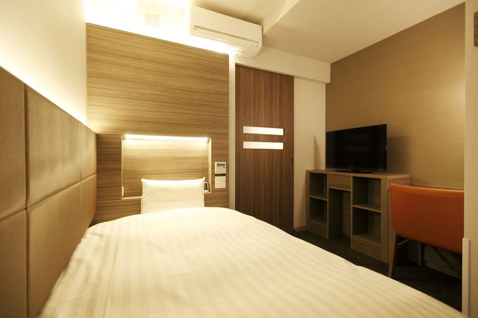 Desk, WiFi (free), bed sheets