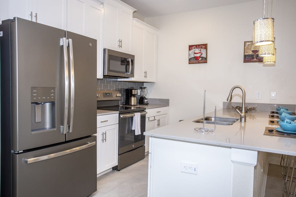Coffee/tea maker, full-size fridge, microwave, oven
