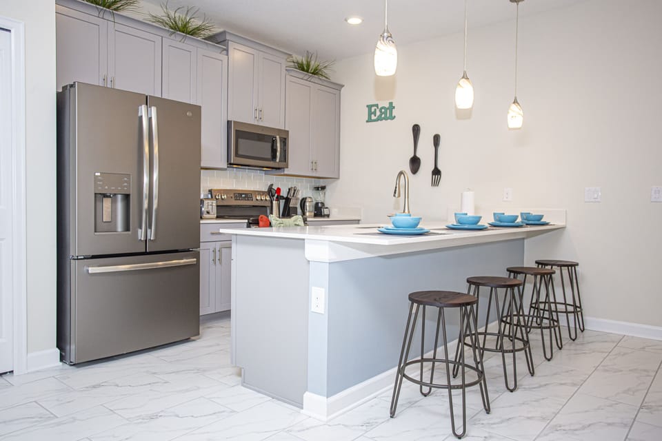 Townhome, 5 Bedrooms | Private kitchen | Full-size fridge, microwave, oven, stovetop