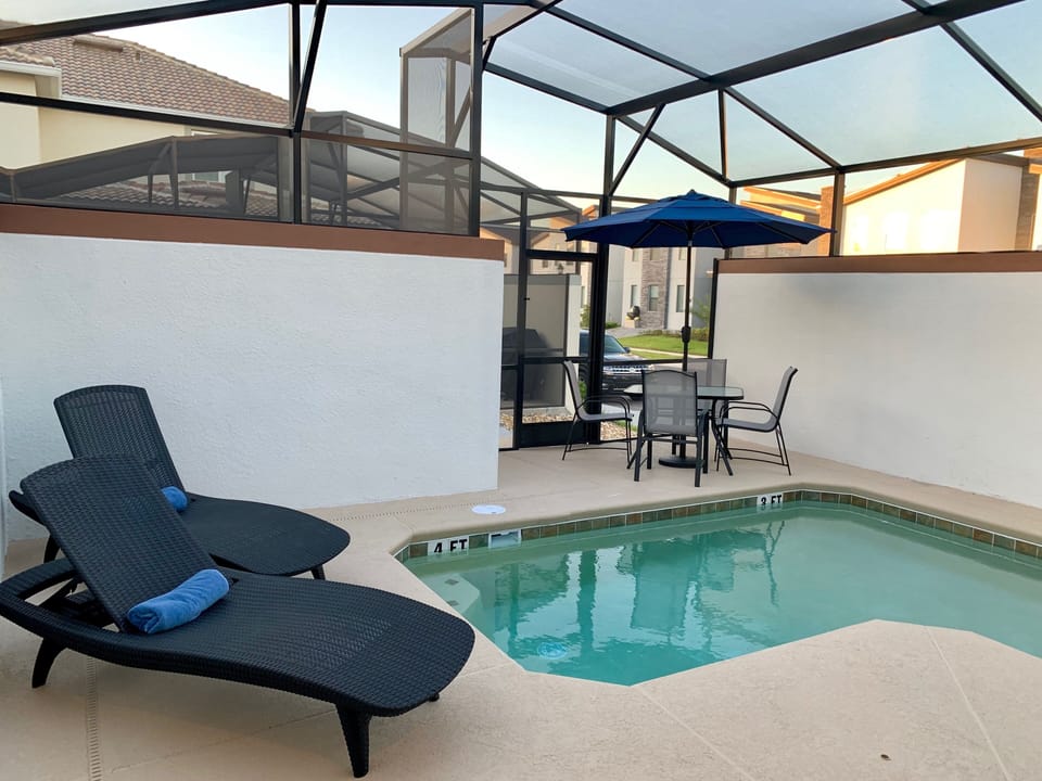 Outdoor pool, sun loungers, lifeguards on site