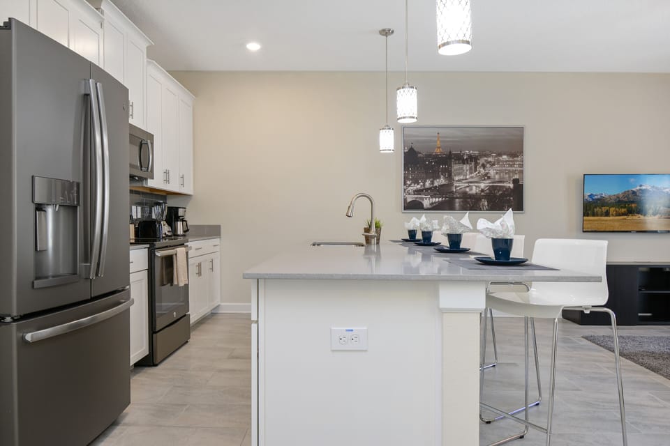 Full-size fridge, microwave, oven, stovetop