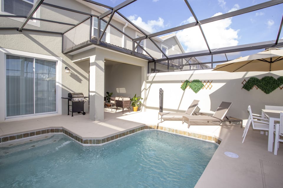 Outdoor pool, sun loungers, lifeguards on site