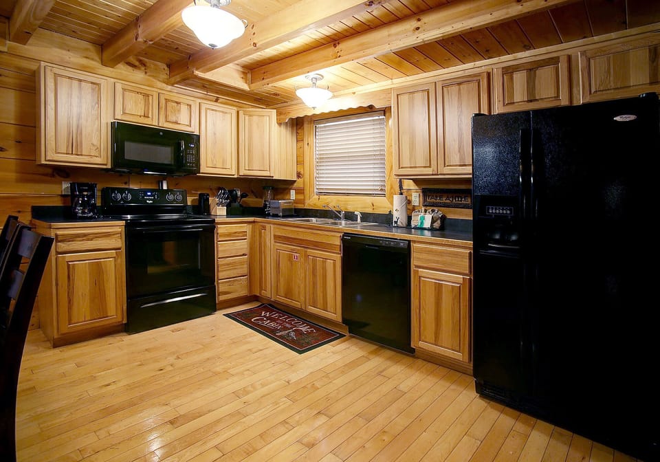 Cabin, Multiple Beds, Hot Tub | Private kitchen | Fridge, microwave, oven, stovetop