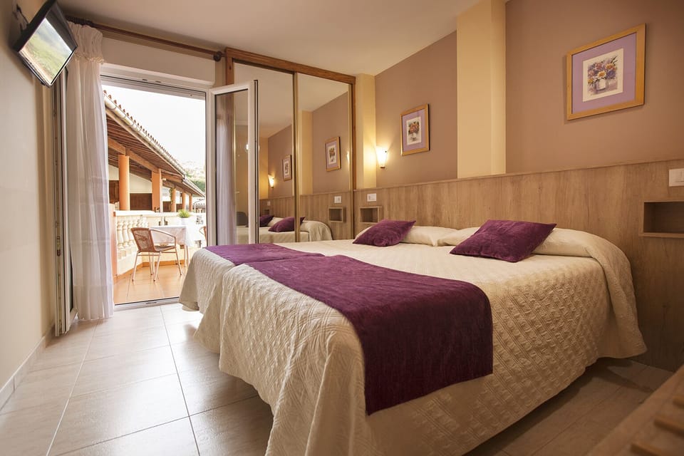 Double or Twin Room, Sea View | In-room safe, individually decorated, individually furnished, desk