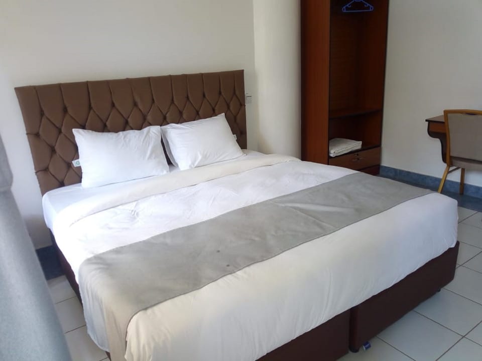 Standard Double Room | Desk, blackout drapes, free WiFi, bed sheets