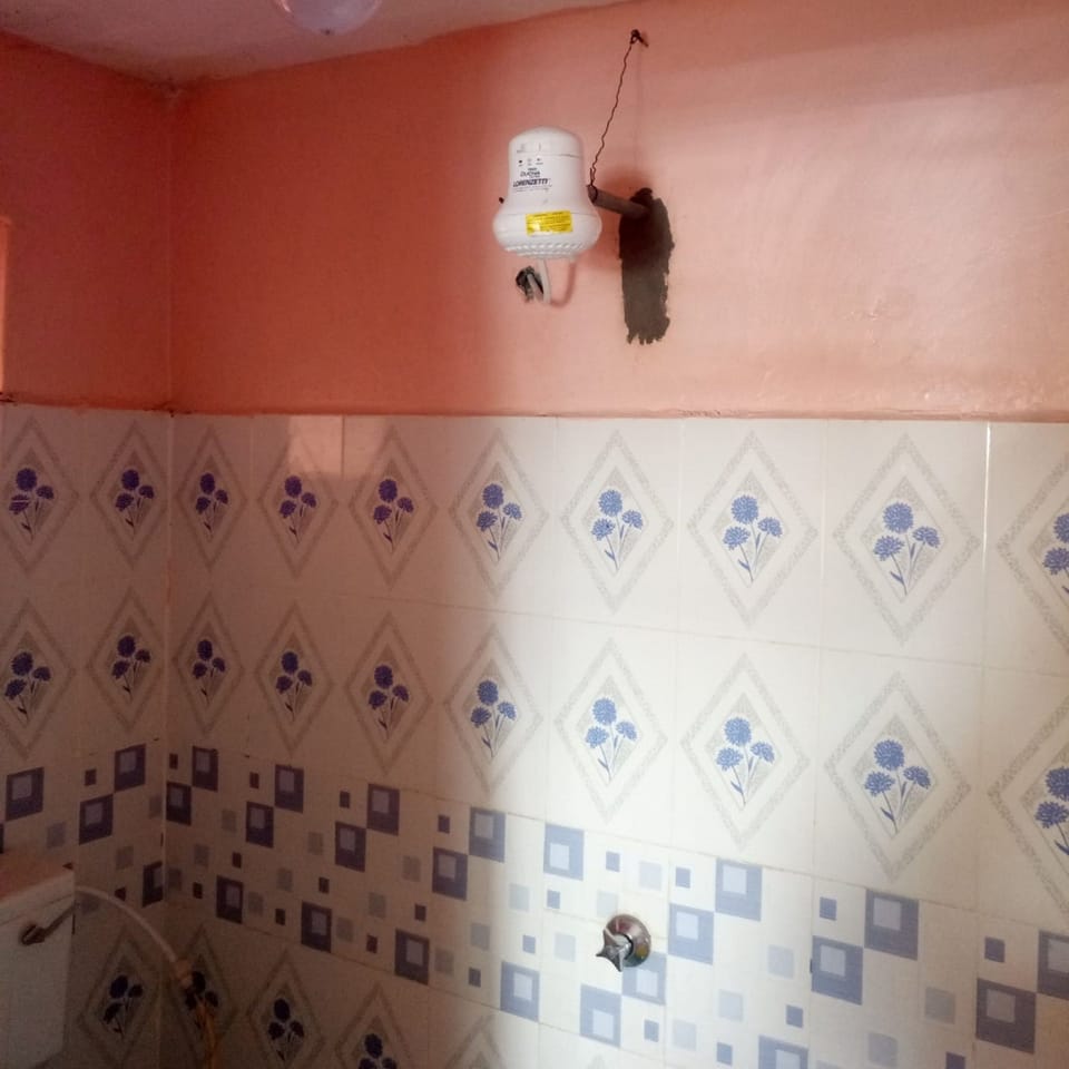 Single Room | Bathroom | Shower, rainfall showerhead, free toiletries, slippers