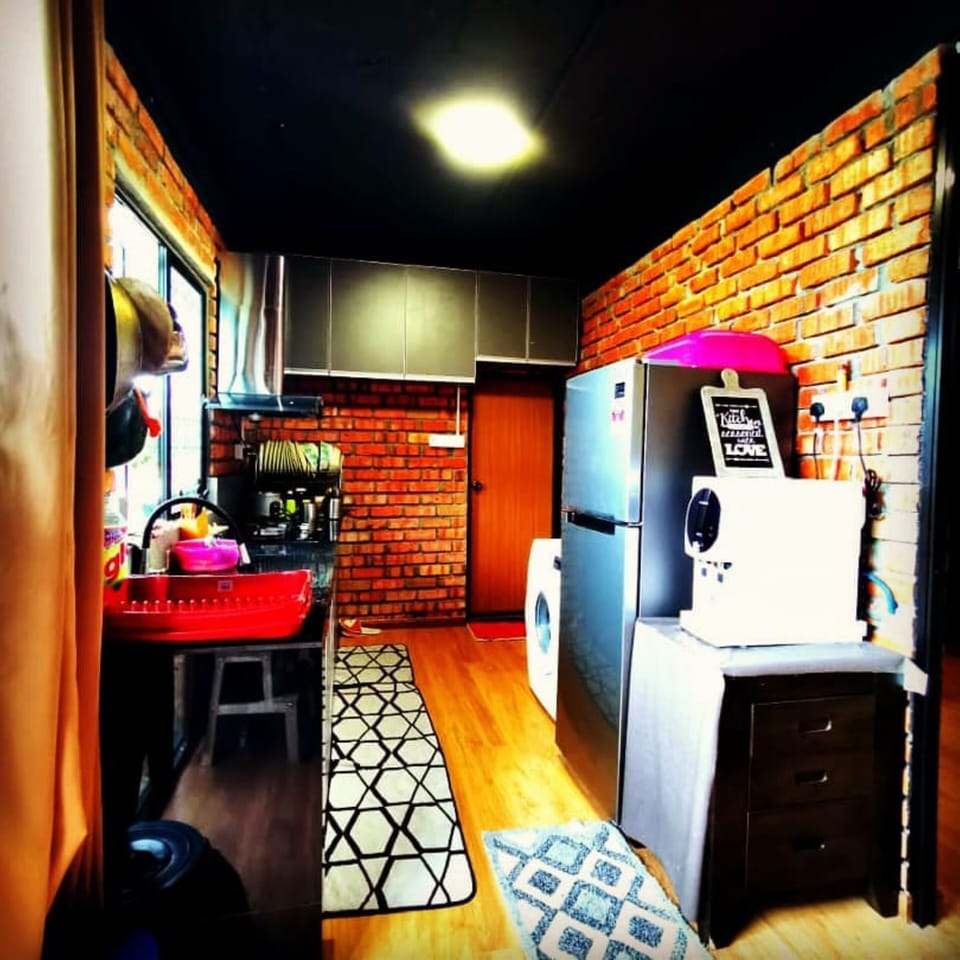 Studio | Bathroom | Shower, free toiletries, towels