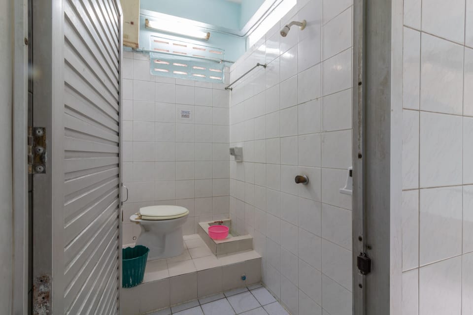 Shower, free toiletries, towels