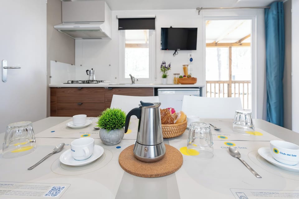 Lodge Comfort Ensuite | Living area | 20-inch LCD TV with satellite channels, TV, table tennis