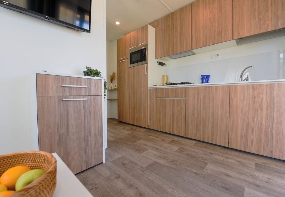 Lodge Comfort | Private kitchen | Fridge, stovetop, cookware/dishes/utensils