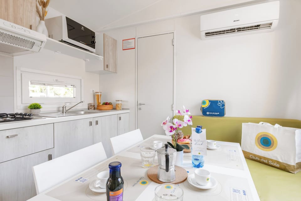 Lodge Comfort | Living area | Flat-screen TV, table tennis