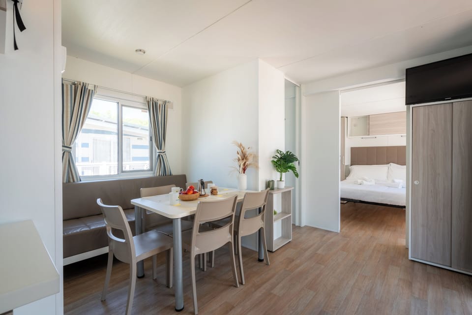 Junior Suite Mediterranea | Living area | 15-inch flat-screen TV with cable channels, TV, table tennis