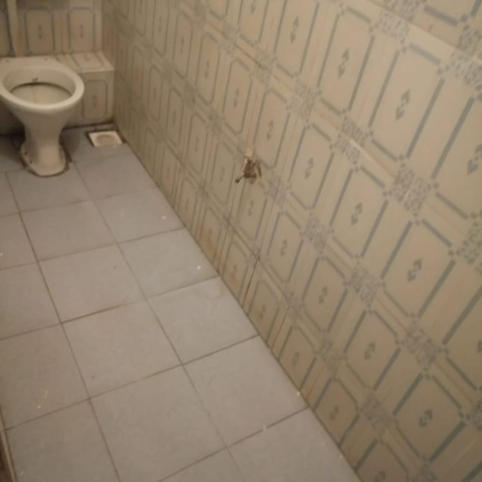 Single Room | Bathroom | Shower, free toiletries, towels, soap