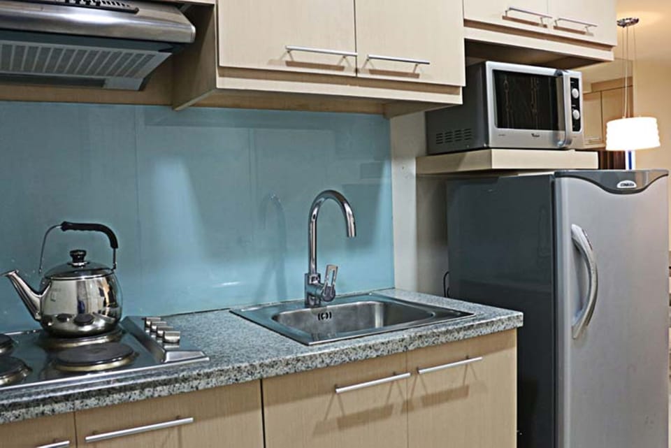 Fridge, microwave, stovetop, cookware/dishes/utensils