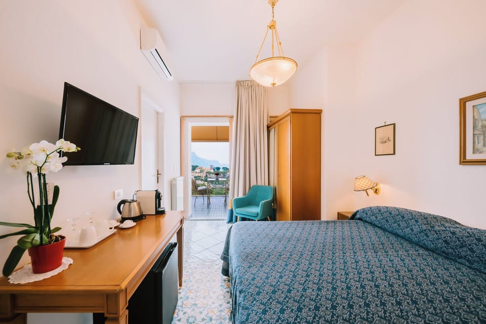 Standard Room | Minibar, in-room safe, desk, blackout drapes