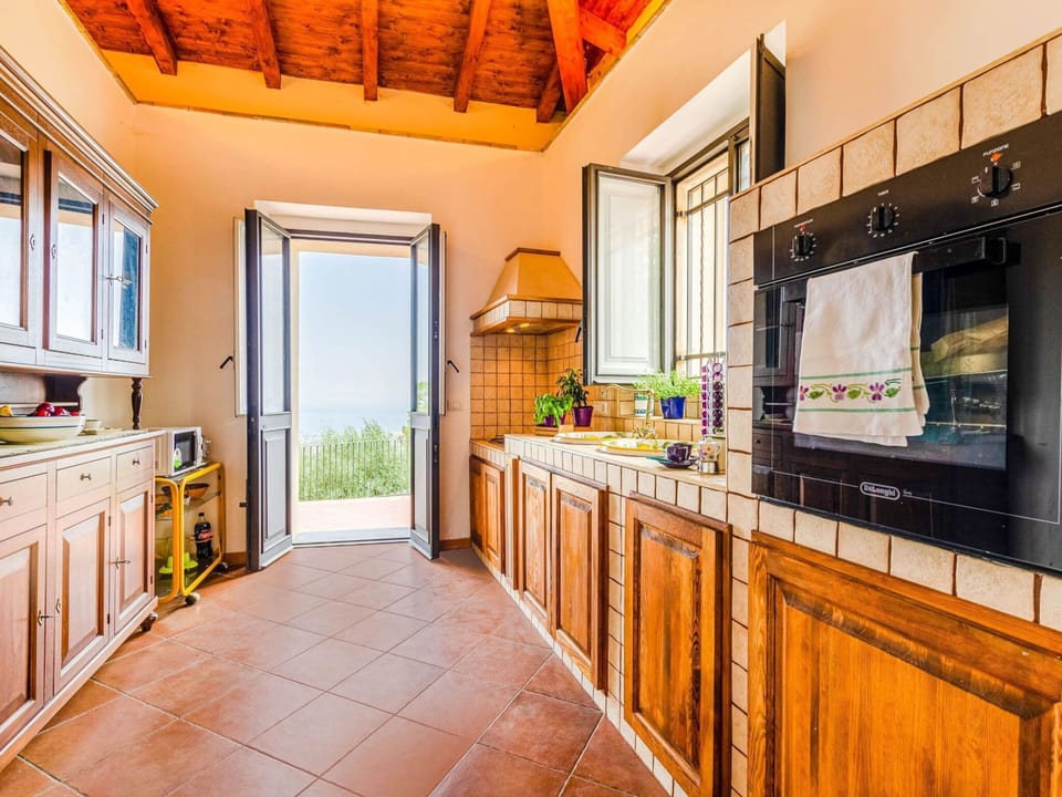 Villa | Private kitchen | Microwave