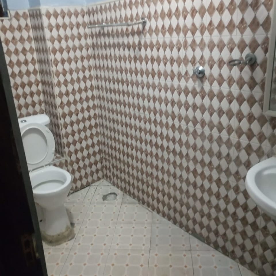 Twin Room | Bathroom | Shower, rainfall showerhead, towels
