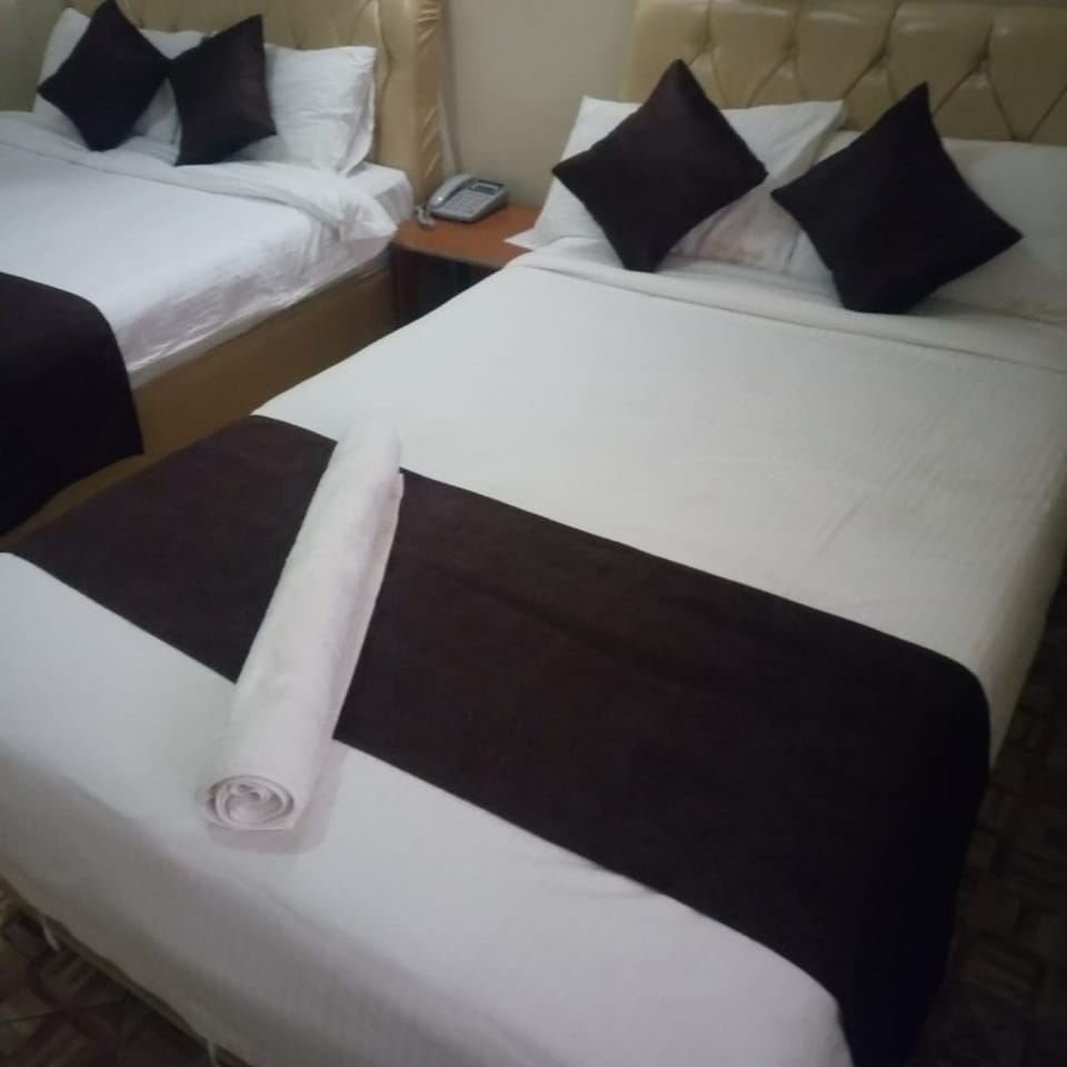 Twin Room | Desk, free WiFi, bed sheets
