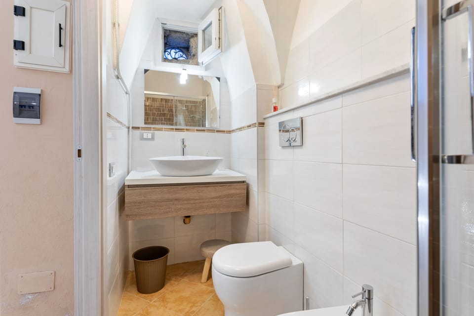 Studio | Bathroom | Shower, rainfall showerhead, hair dryer, bidet