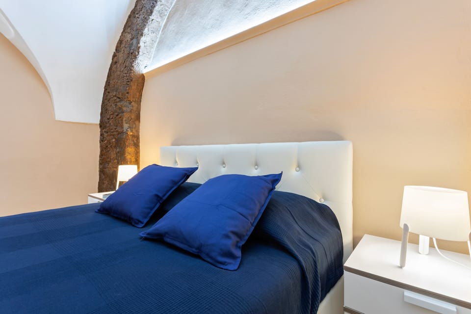 Studio | Iron/ironing board, bed sheets