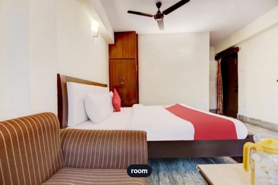 Executive Double Room | Minibar, in-room safe, individually decorated, individually furnished