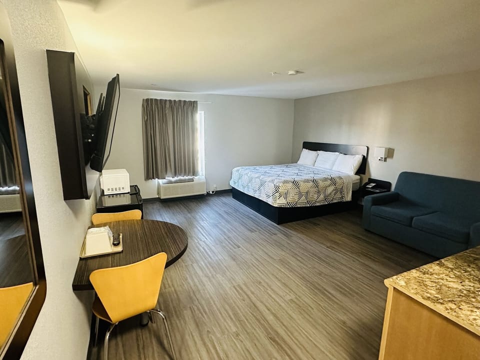 Laptop workspace, blackout drapes, WiFi (free), bed sheets