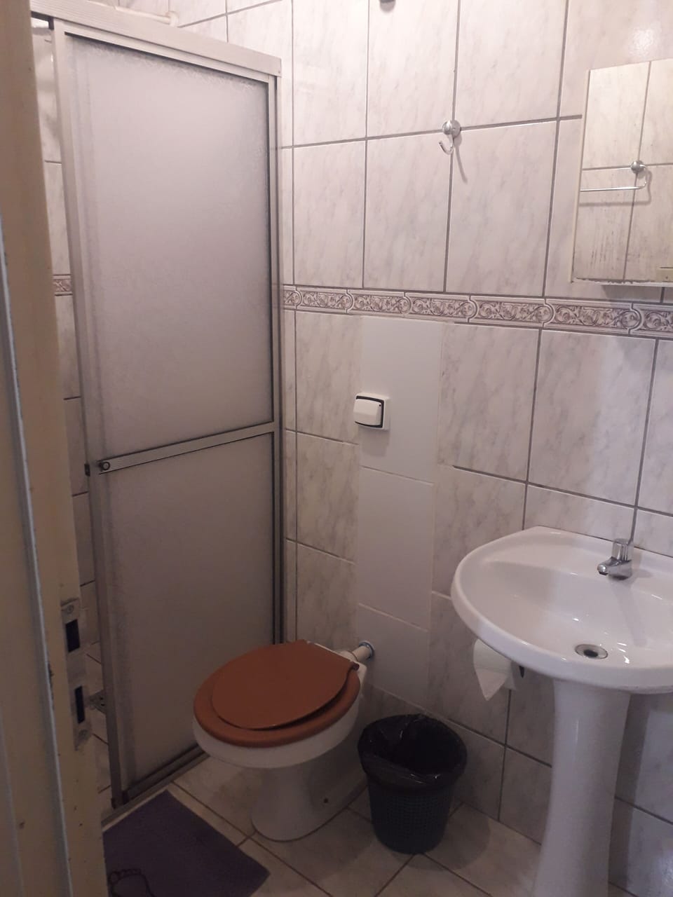 Economy Double Room | Bathroom | Shower, towels