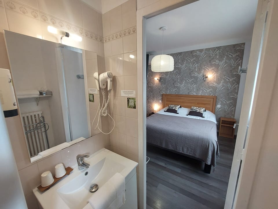 Desk, free cribs/infant beds, rollaway beds, free WiFi